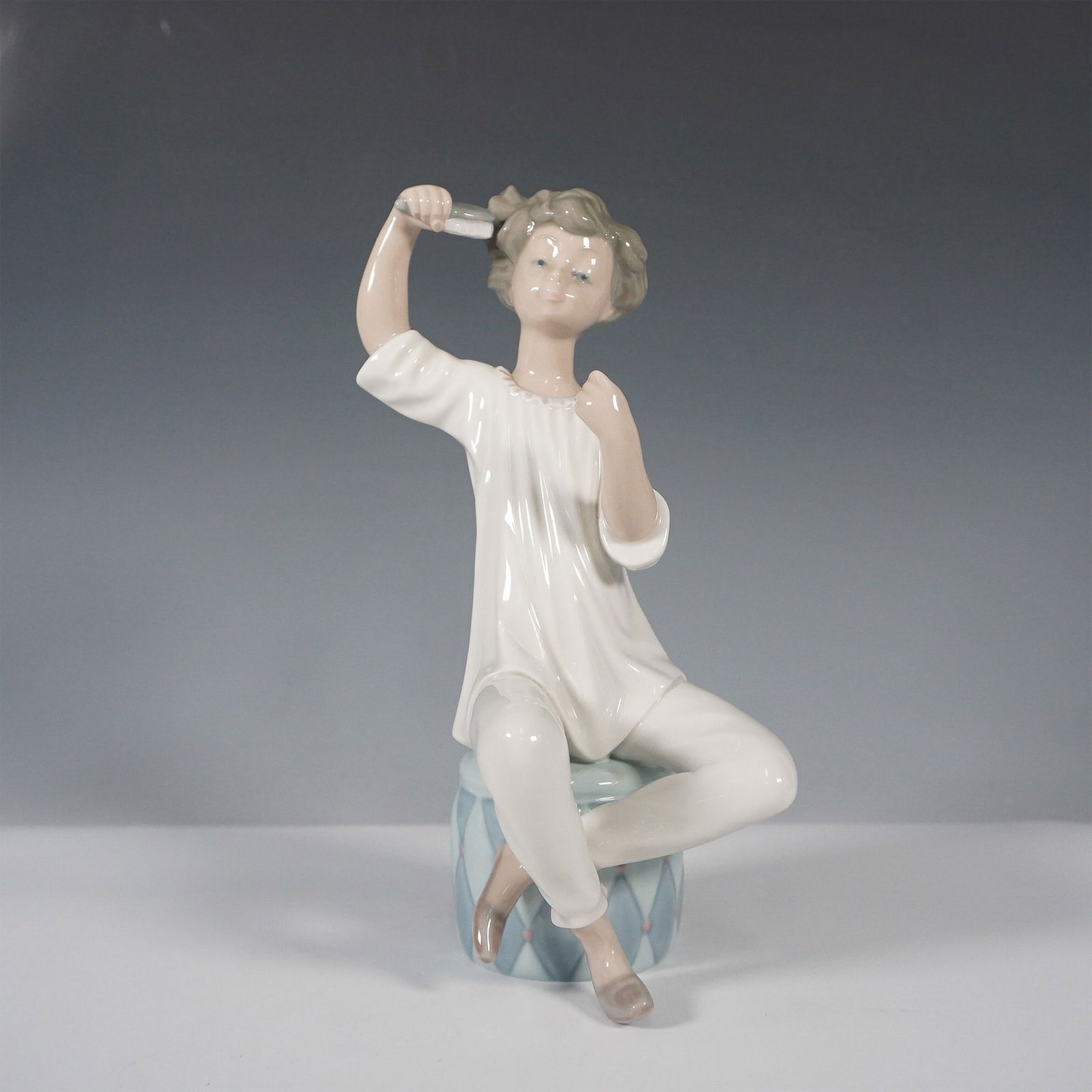 Lladro Porcelain Figurine, Girl with Brush 1001081 (1 of 3)