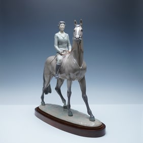 Lladro Porcelain Figurine, Queen Elizabeth II 01001275 + Base
