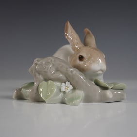 Lladro Porcelain Figurine, Rabbit Eating 01004772