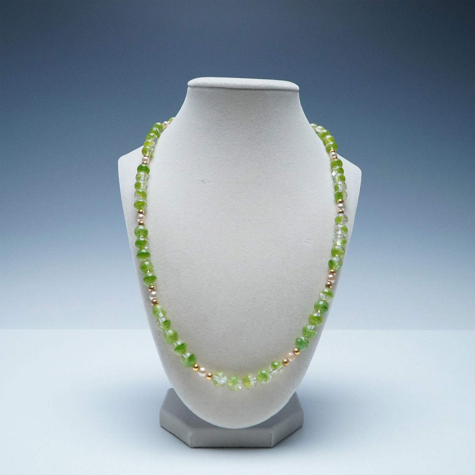 Green Glass Bead and Pearl Necklace with Gold Accents: A charming vintage necklace featuring translucent green glass beads with a captivating crackled texture, interspersed with luminous pearls and gold-toned spacers. The delicate contrast of materials en