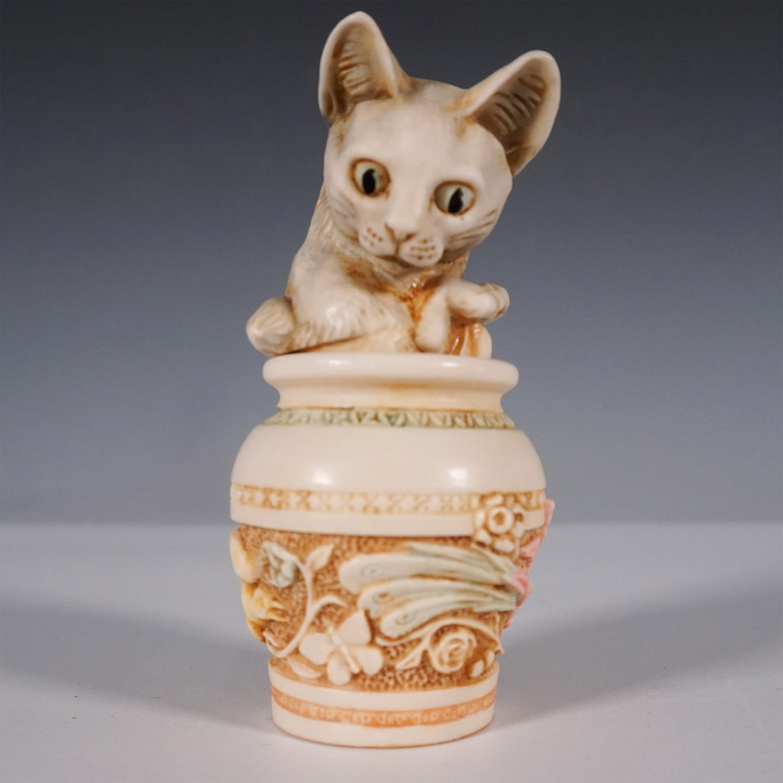 Harmony Kingdom Jardinia Ring Box with Box: A charming Harmony Kingdom collectible ring box titled "Jardinia," featuring a finely sculpted cat playfully peeking out of an ornate vase. Crafted in England, this intricately detailed piece showcase