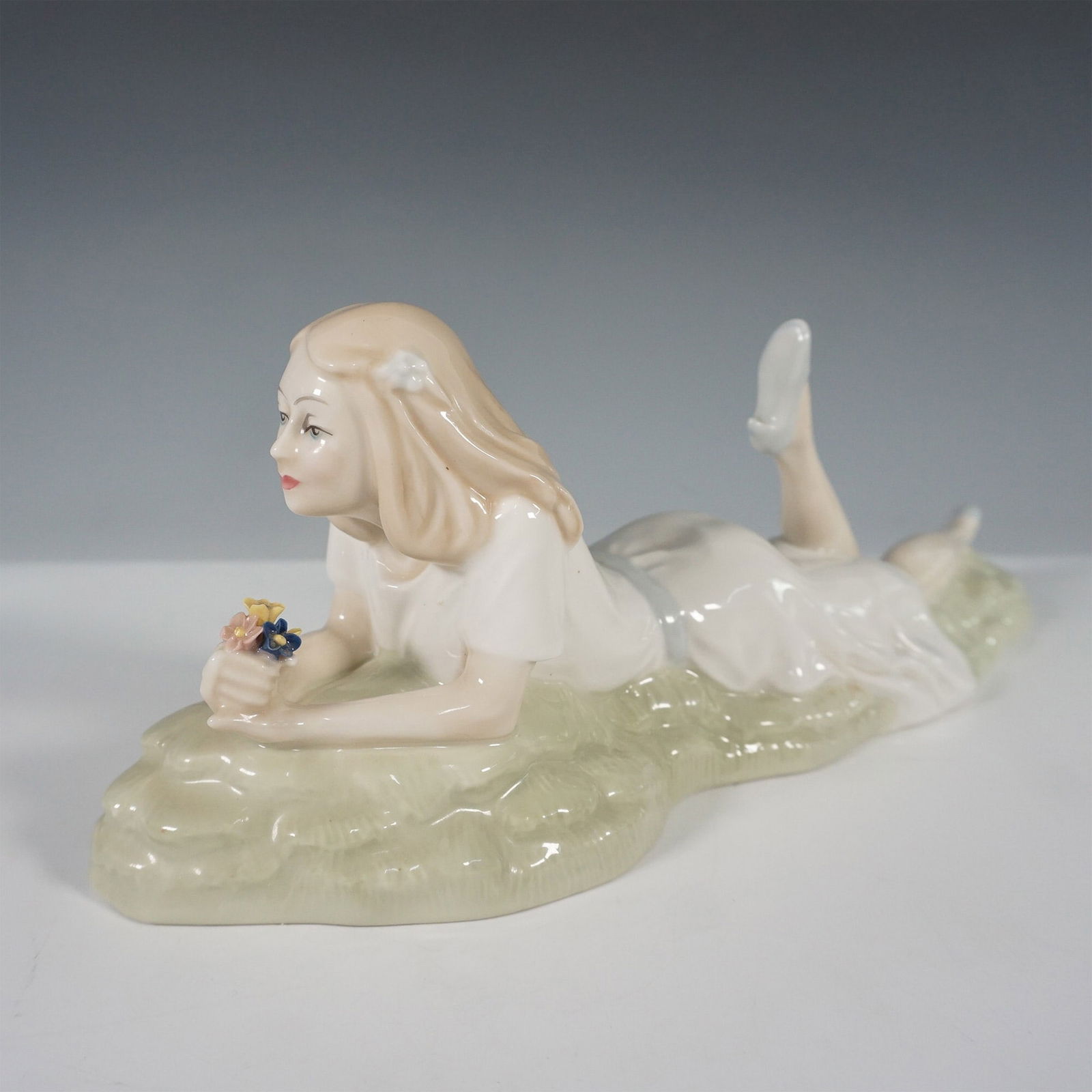 Royal Doulton Reflections Series Figurine Idle Hours Figurine HN3115 (1 of 4)