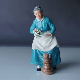 Royal Doulton The Favourite HN 2249 Figurine (1 of 4)