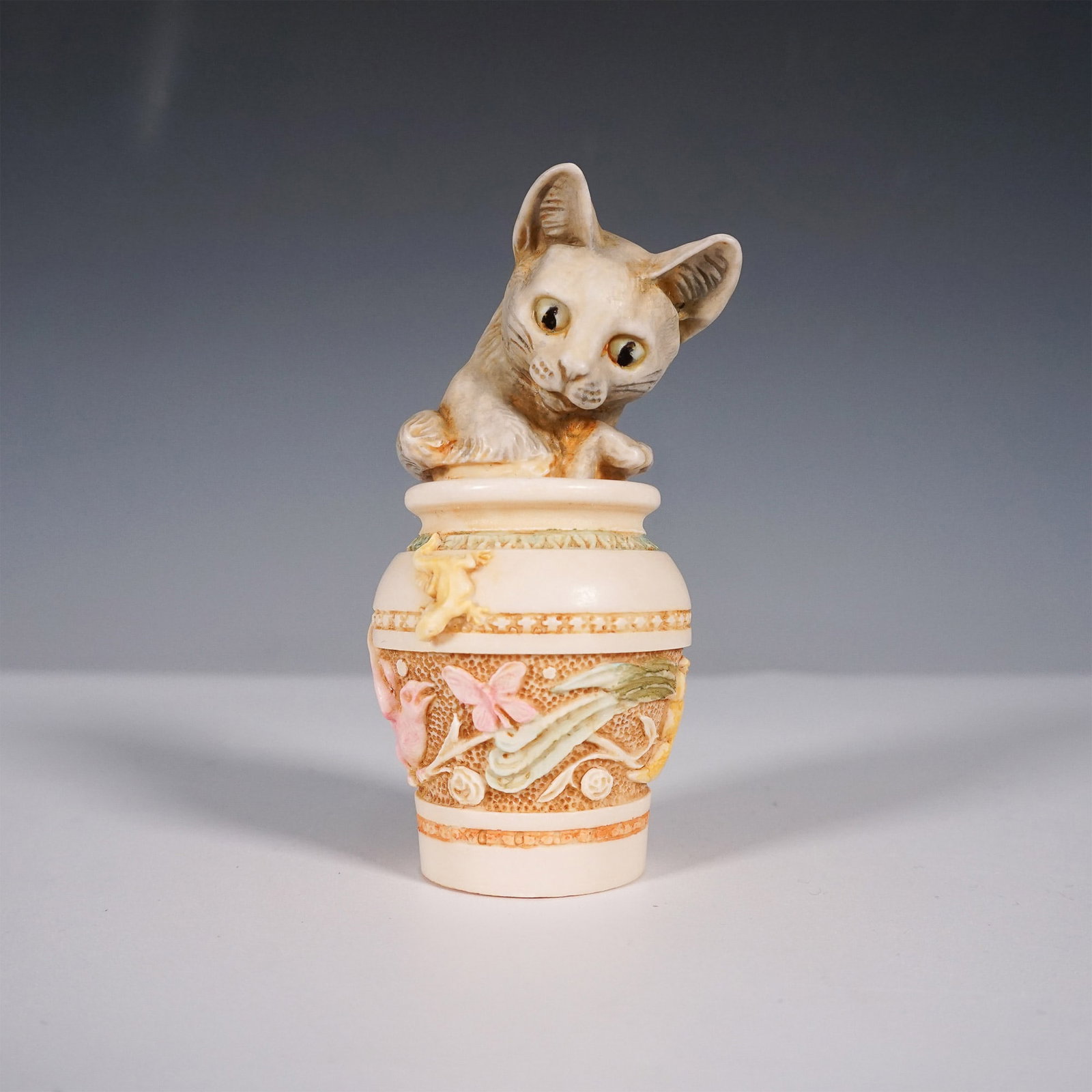 Harmony Kingdom Jardinia Ring Box with Box: A charming Harmony Kingdom collectible ring box titled "Jardinia," featuring a finely sculpted cat playfully peeking out of an ornate vase. Crafted in England, this intricately detailed piece showcase