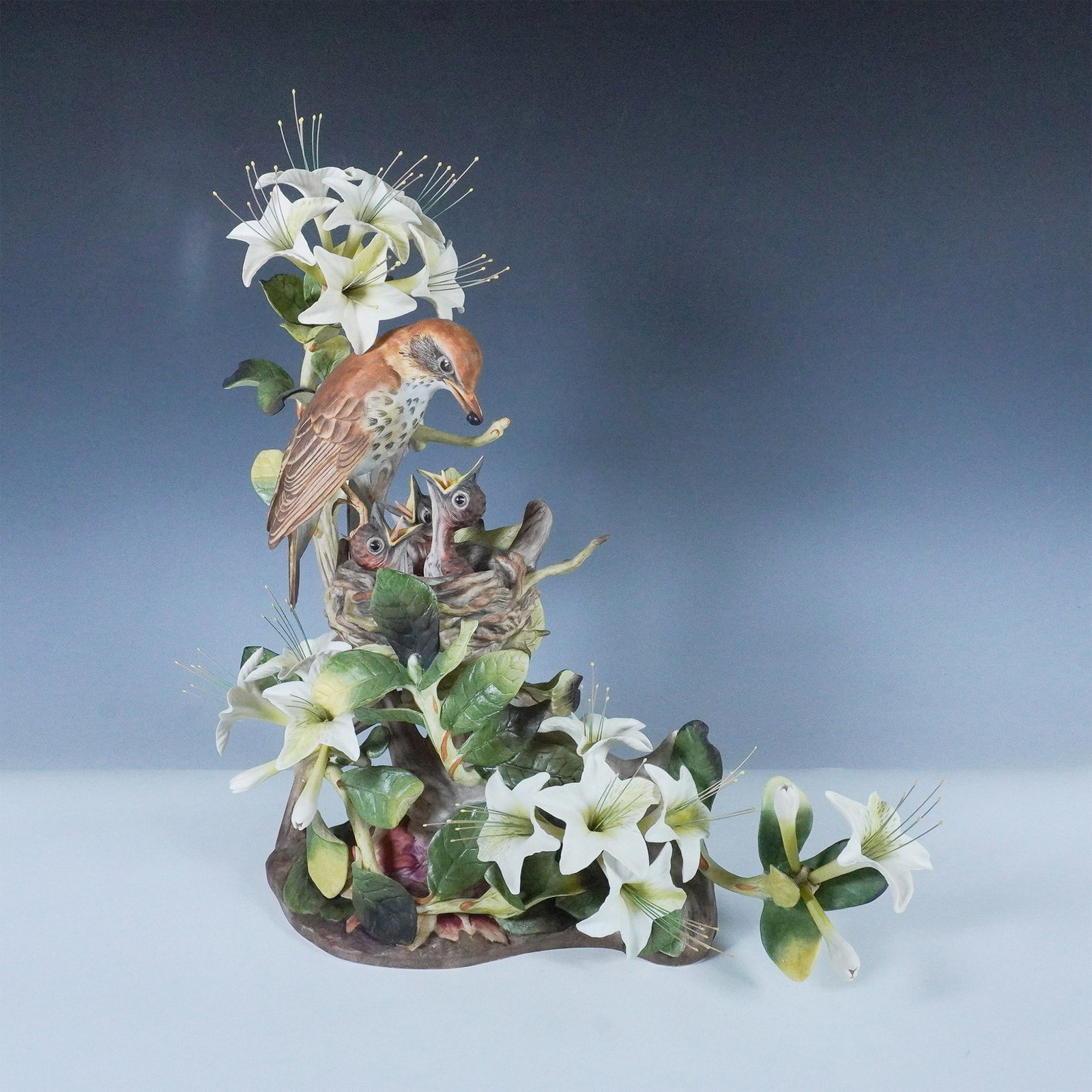 Boehm LE Wood Thrushes Porcelain Figurine: Exquisitely crafted Boehm porcelain sculpture featuring a pair of wood thrushes perched amidst detailed foliage. This limited-edition piece - 485 showcases Boehm's renowned artistry, with lifelike han
