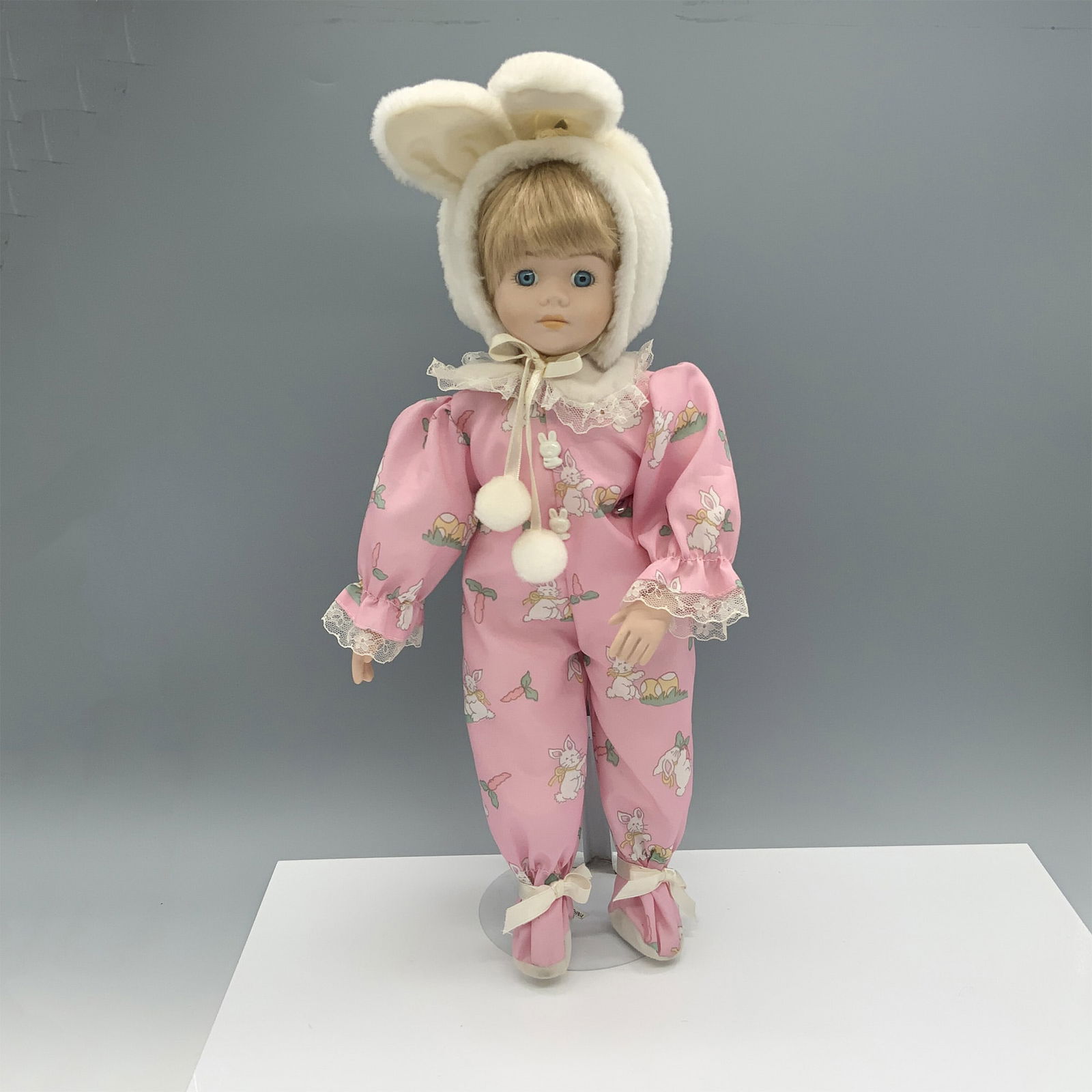 Vtg Capodimonte Grandma Figure Reading 7.5'' X 7.5'' X 9.5