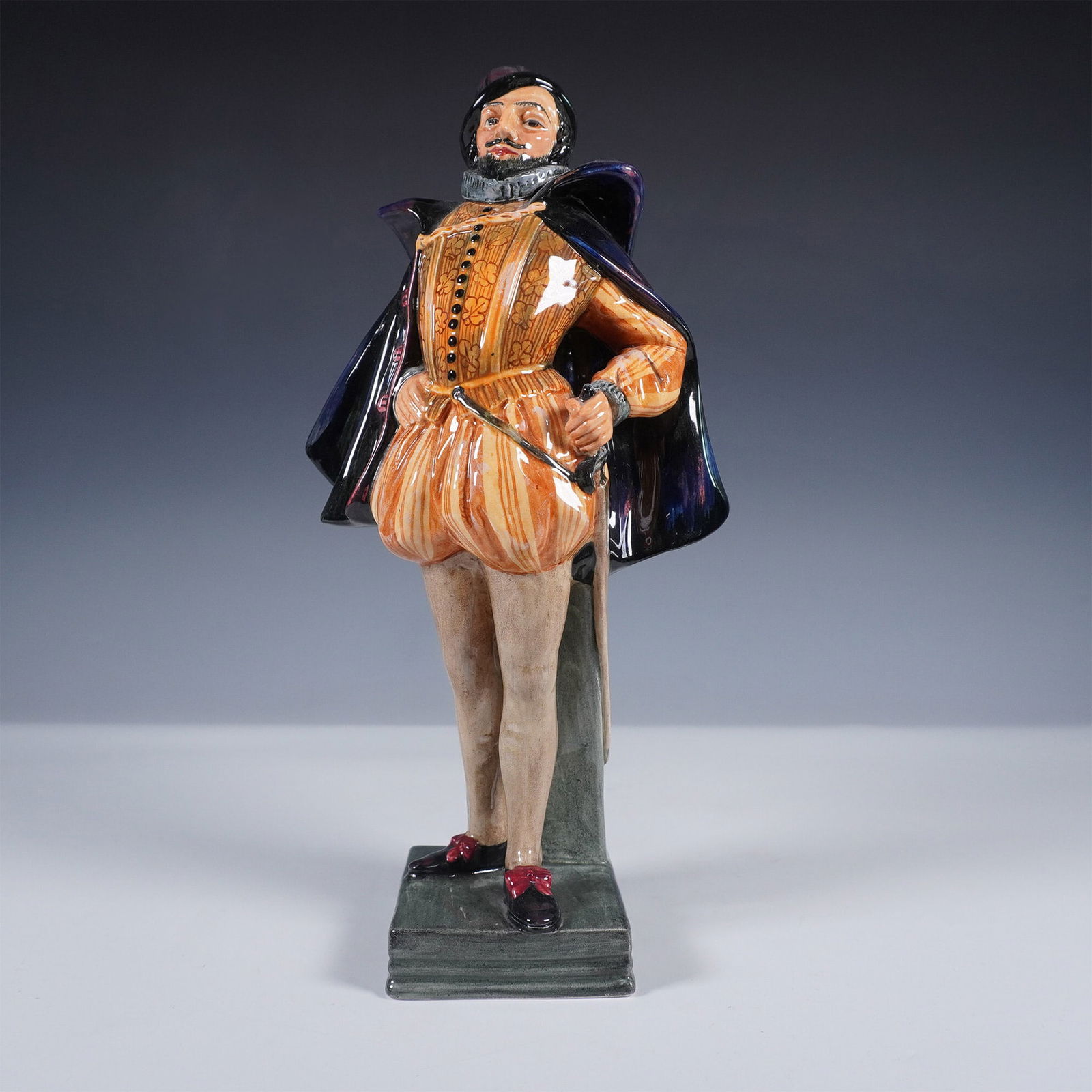 Royal Doulton Porcelain Figurine, Sir Walter Raleigh HN2015 (1 of 3)