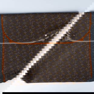 Louis Vuitton Monogram Canvas Garment Cover: Presenting a timeless Louis Vuitton Monogram Canvas Garment Cover, an elegant travel essential for the discerning collector. This classic piece is crafted in Louis Vuitton's signature monogram canvas,