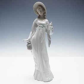 Dainty Lady 1004934 - Lladro Porcelain Figurine