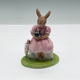 Royal Doulton Bunnykins Platinum Edition On A Suitcase DB482