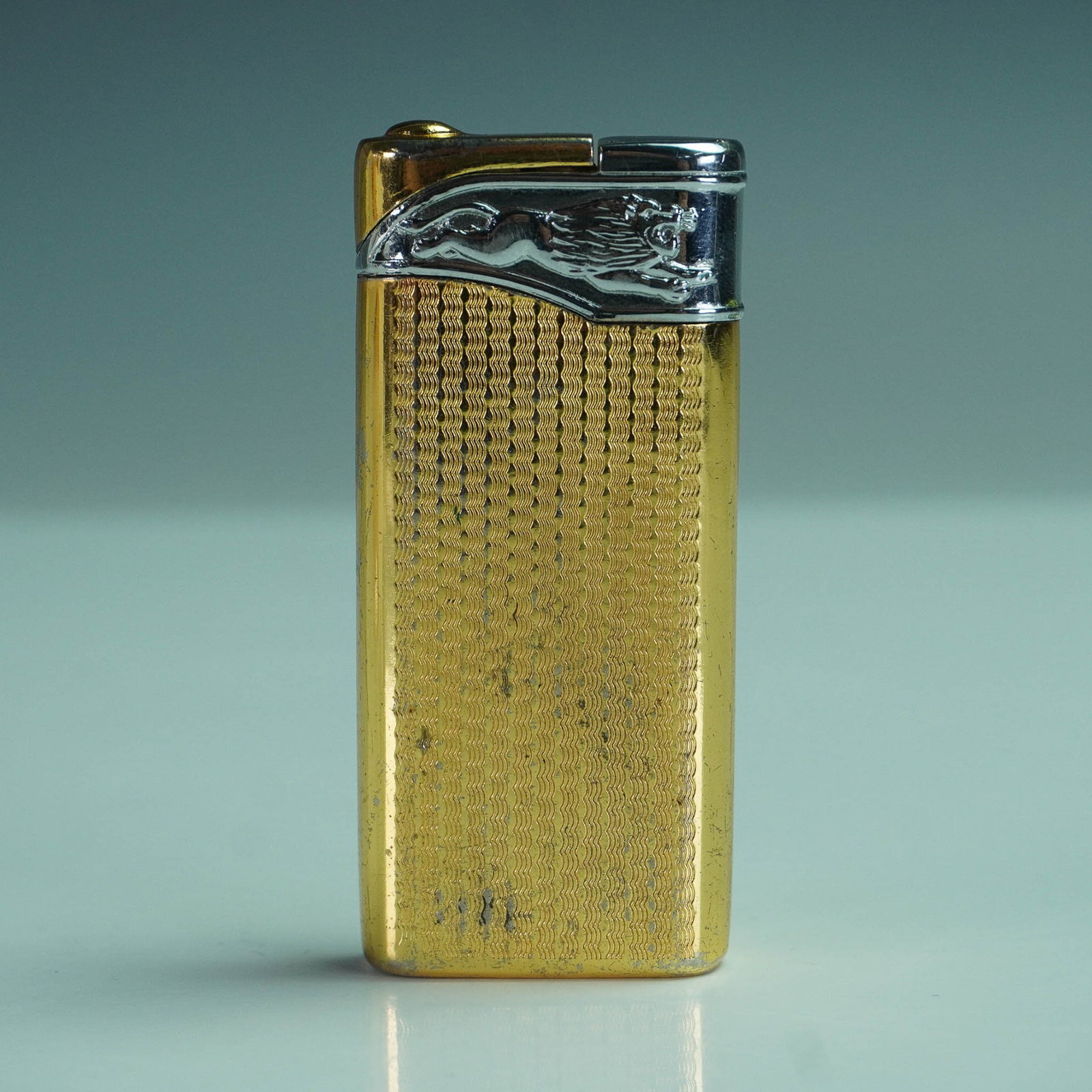 Vintage Gilded Metal Crane and Lion Motif Lighter Knife: Vintage dual-function metal lighter and knife combination featuring a gilded body with a wavy textured pattern. The front is decorated with an image of a red-crowned crane, while the top section inclu