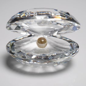 Swarovski Crystal Shell with Pearl Figurine