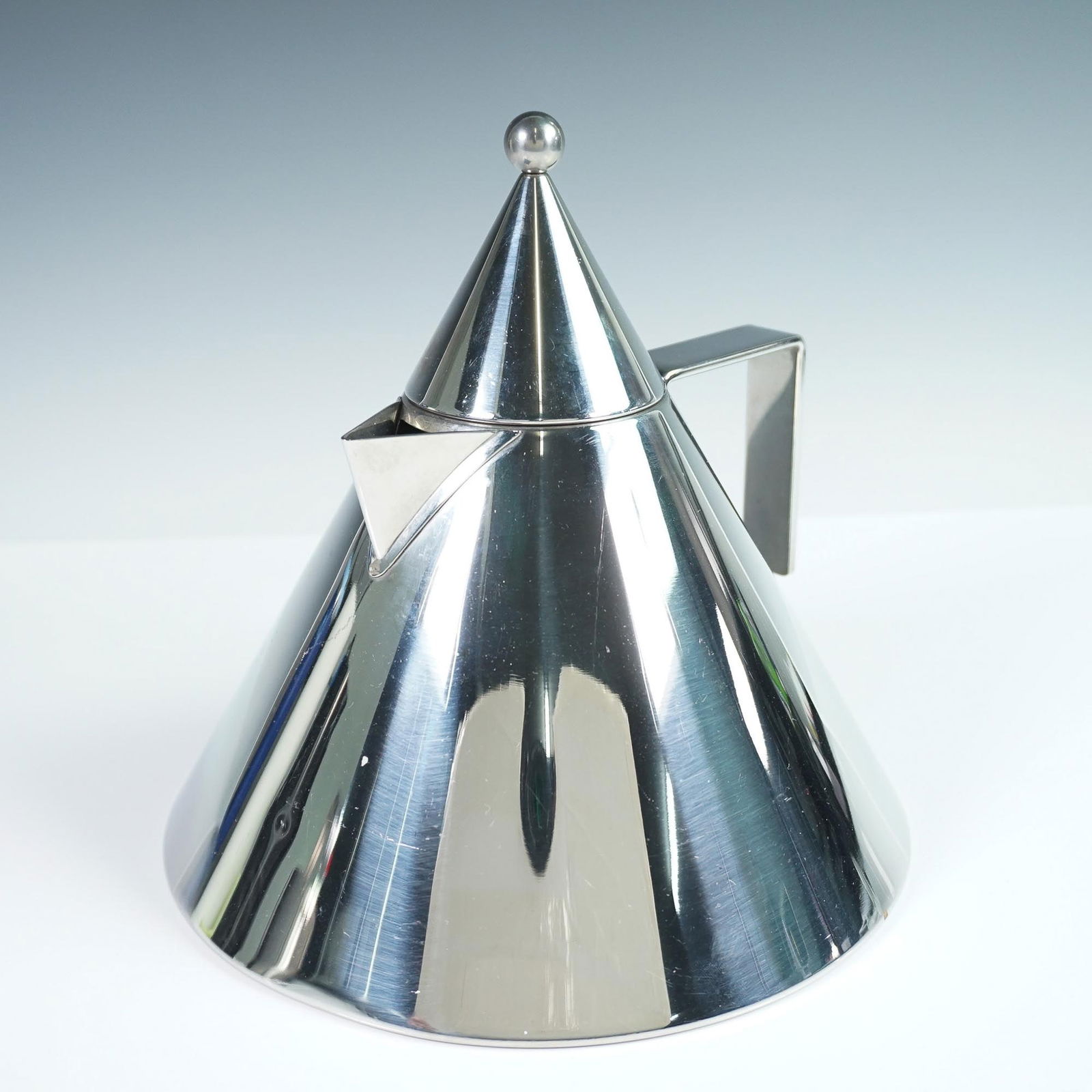 Alessi Teapot Kettle, IL Conico: Striking stainless steel teapot from the iconic Il Conico series, designed by architect Aldo Rossi for Alessi. Made in Italy from 18/10 stainless steel, this sculptural piece features a bold conical f