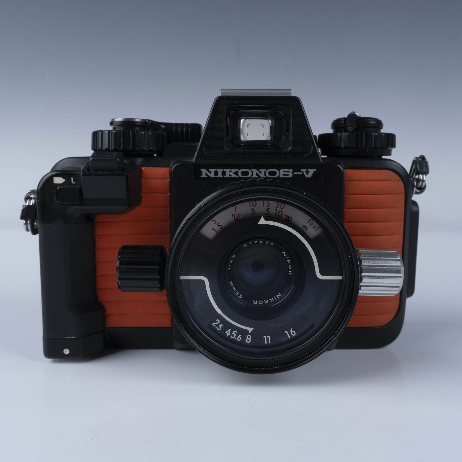 Nikon Nikonos V Underwater Camera, 35mm f/2.5 Nikkor Lens (1 of 6)