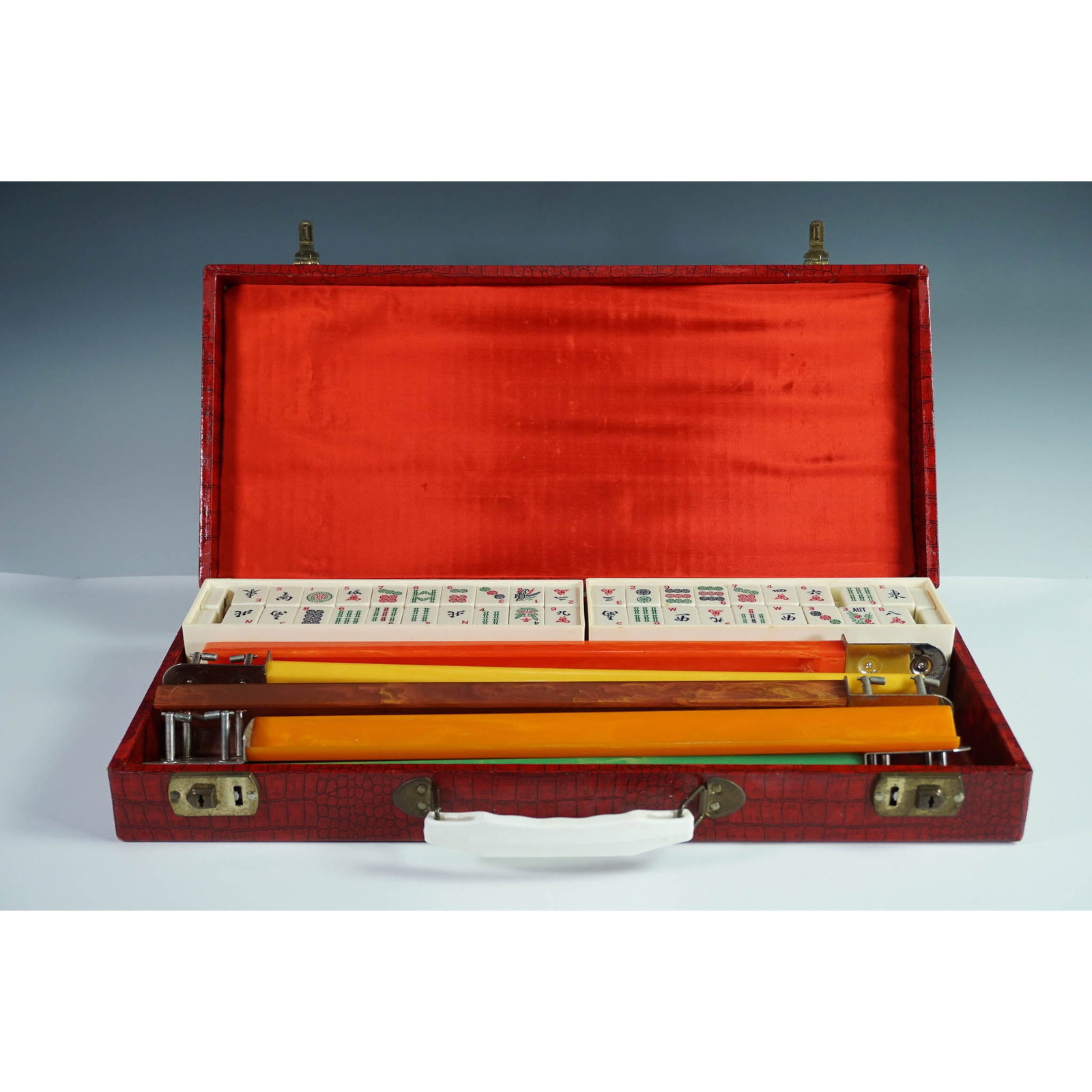 Crisloid Mahjong Game Set in Faux Case (1 of 6)