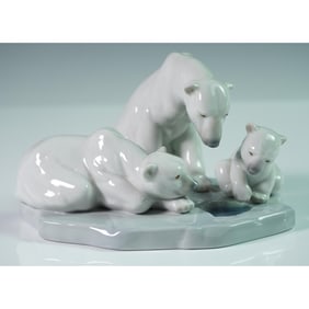 Lladro Porcelain Figurine, Bearly Love 01001443