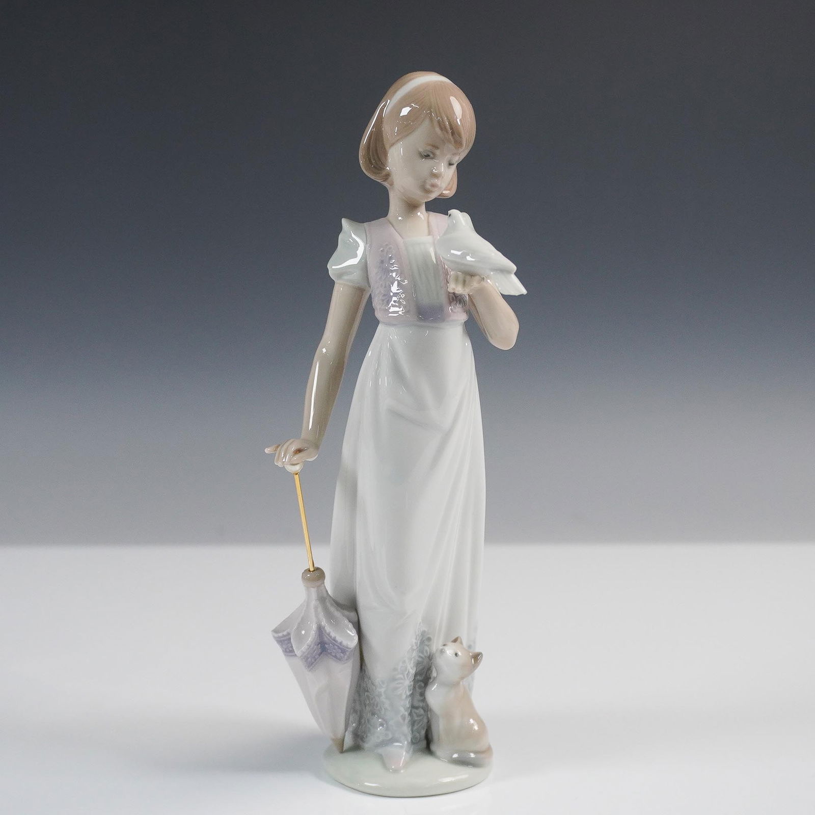 Lladro Porcelain Figurine, Summer Stroll 1007611 (1 of 5)