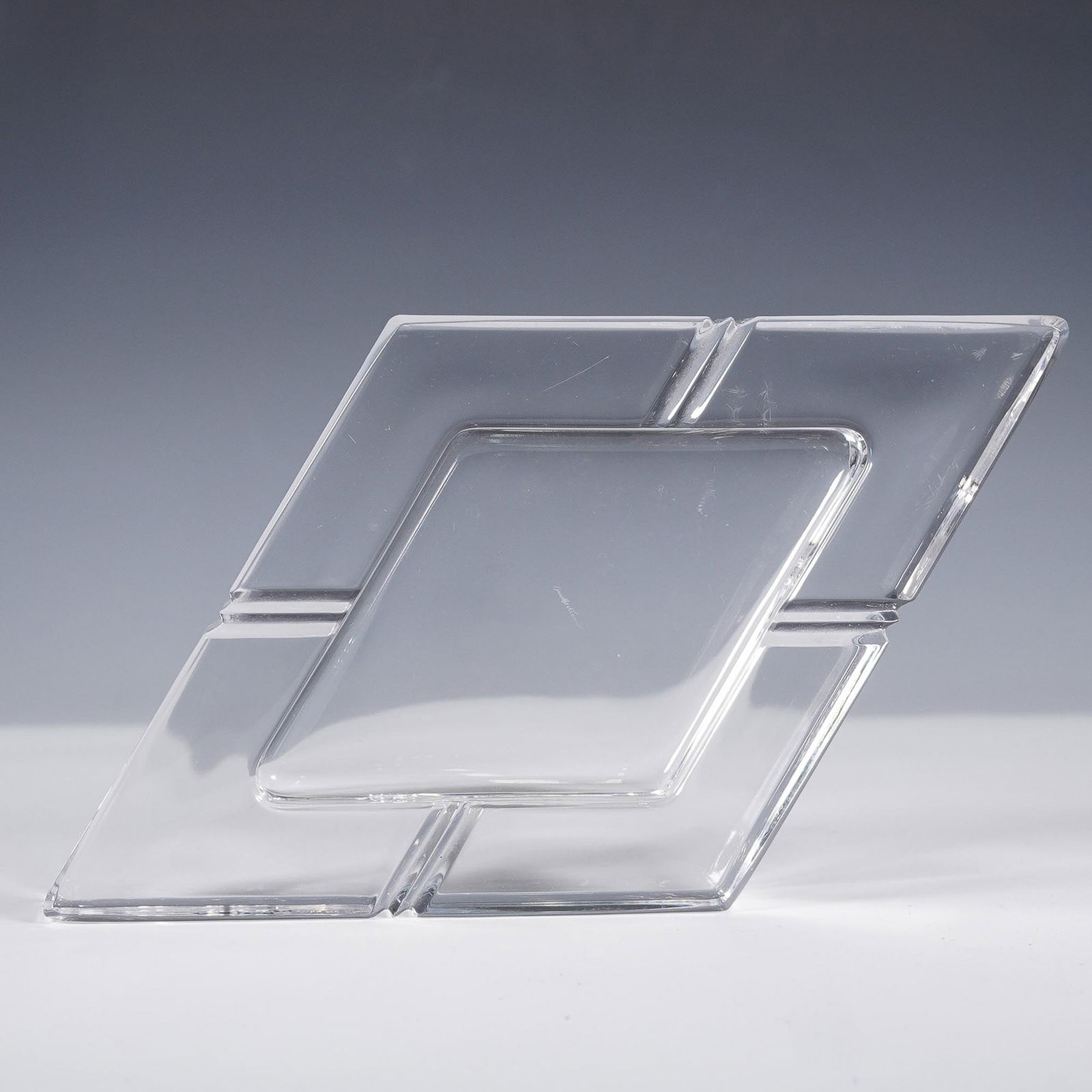 Attributed to Arnolfo di Cambio Crystal Geometric Tray: Contemporary crystal tray in a bold geometric design, attributed to Arnolfo di Cambio. The piece features an interlocking diamond motif in clear cut crystal, showcasing refined lines and high-quality