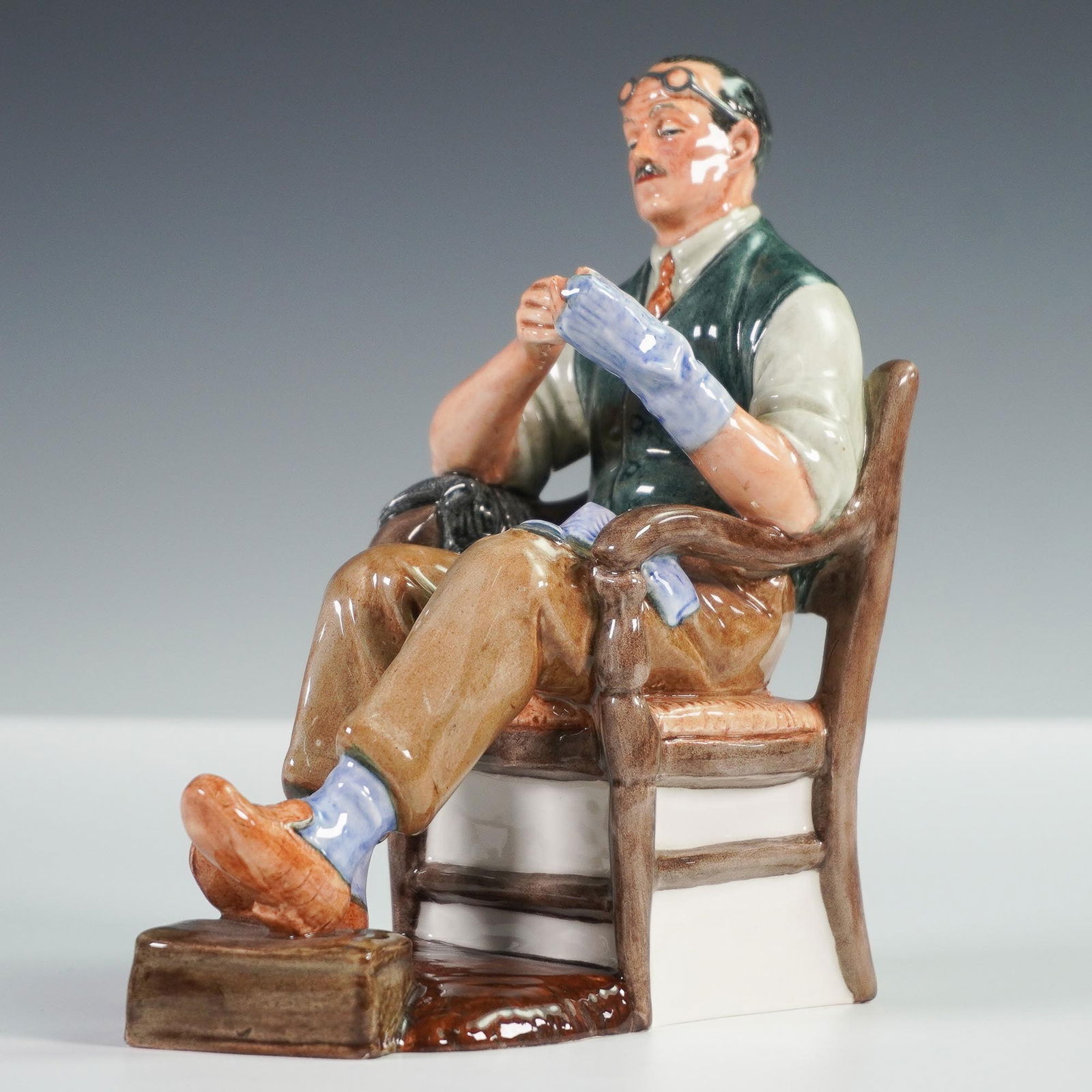 Bachelor HN2319 - Royal Doulton Figurine