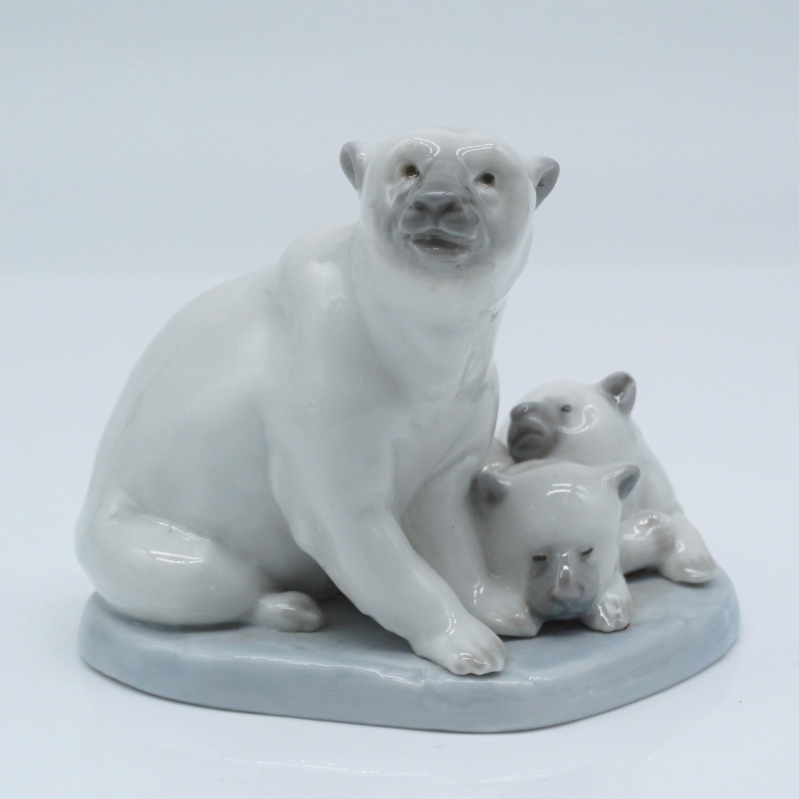 Lladro Porcelain Figurine, Miniature Polar Bear 1005434 (1 of 8)
