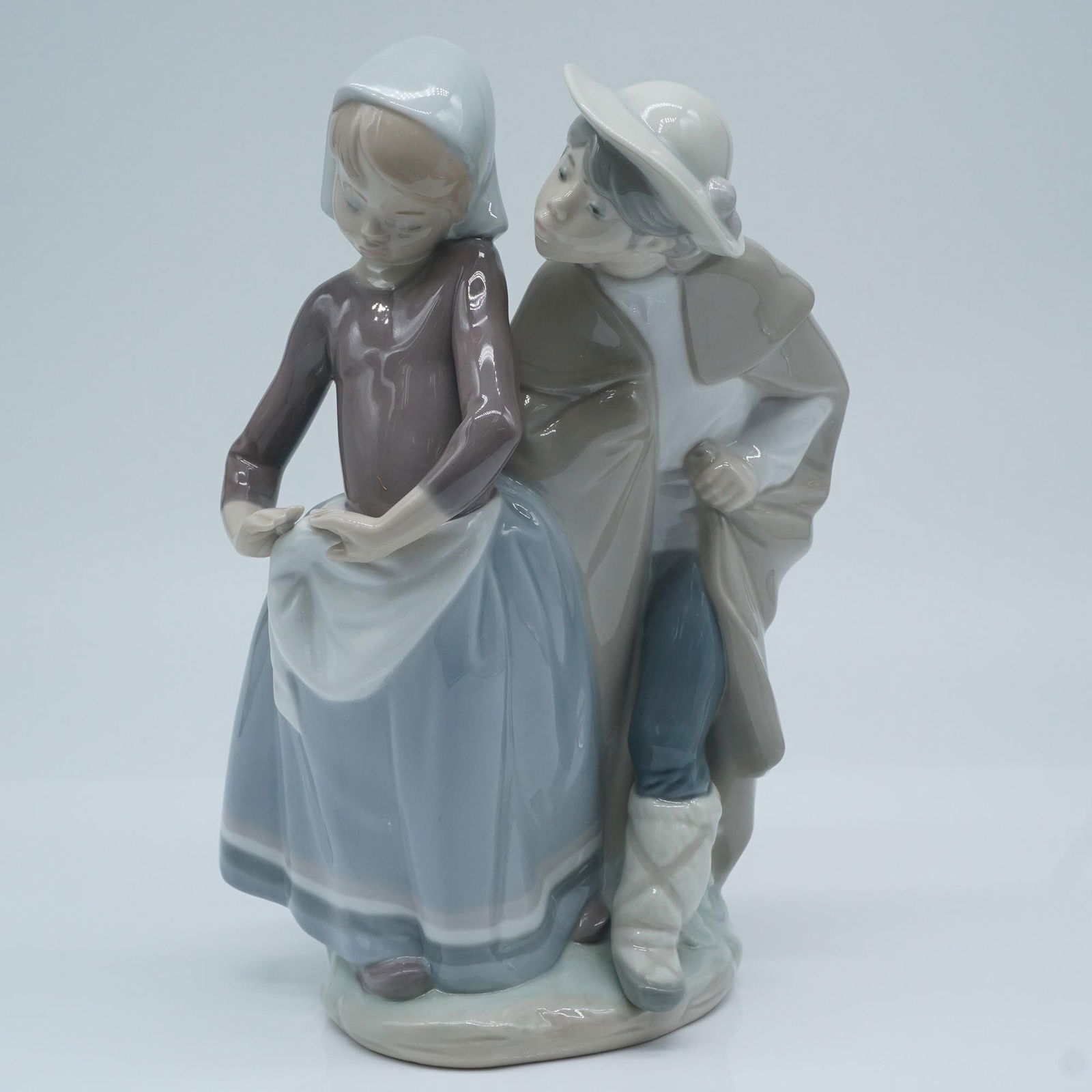 Lladro Porcelain Figurine, Little Couple Kissing 1001188 (1 of 6)