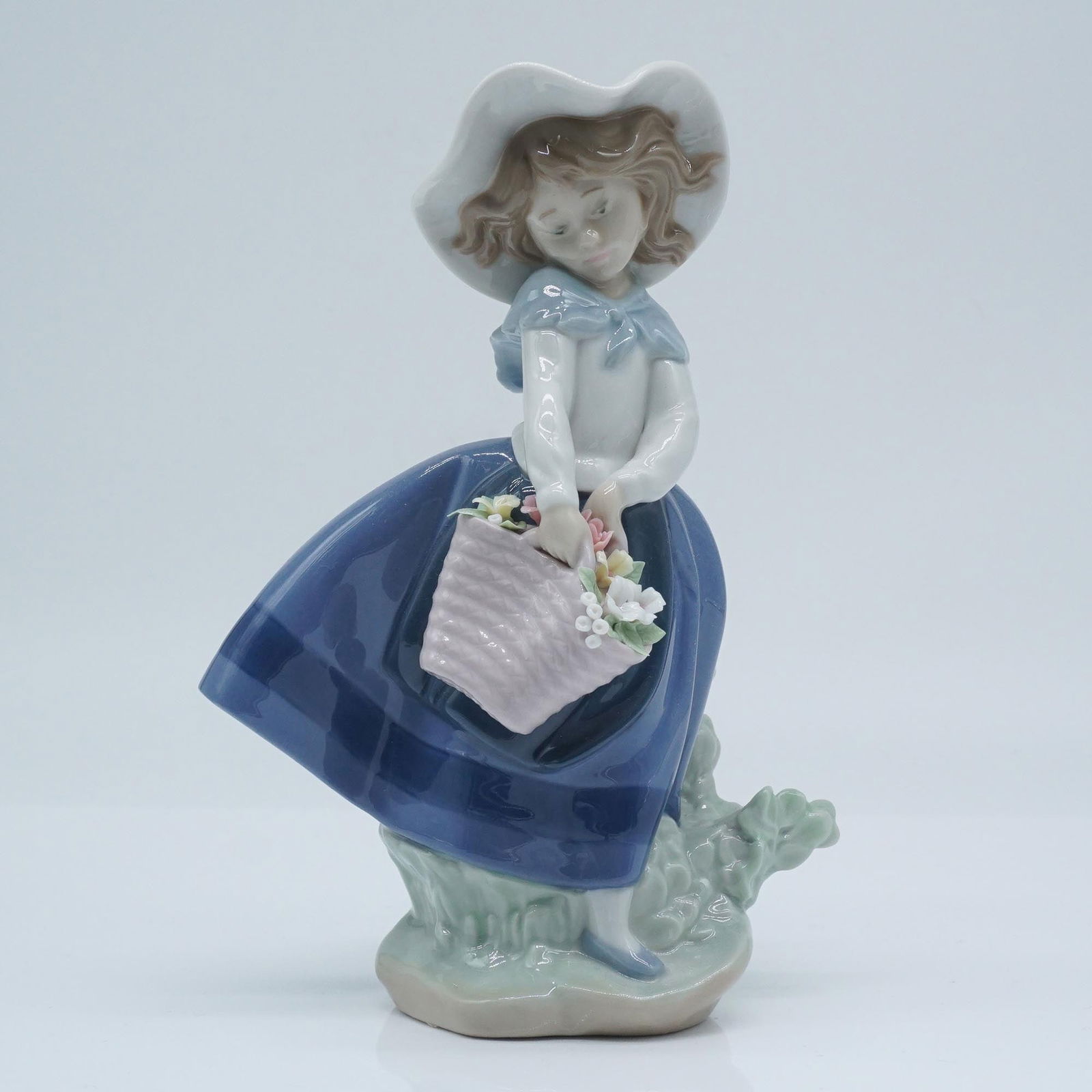 Lladro Porcelain Figurine, Pretty Pickings 1005222 (1 of 7)