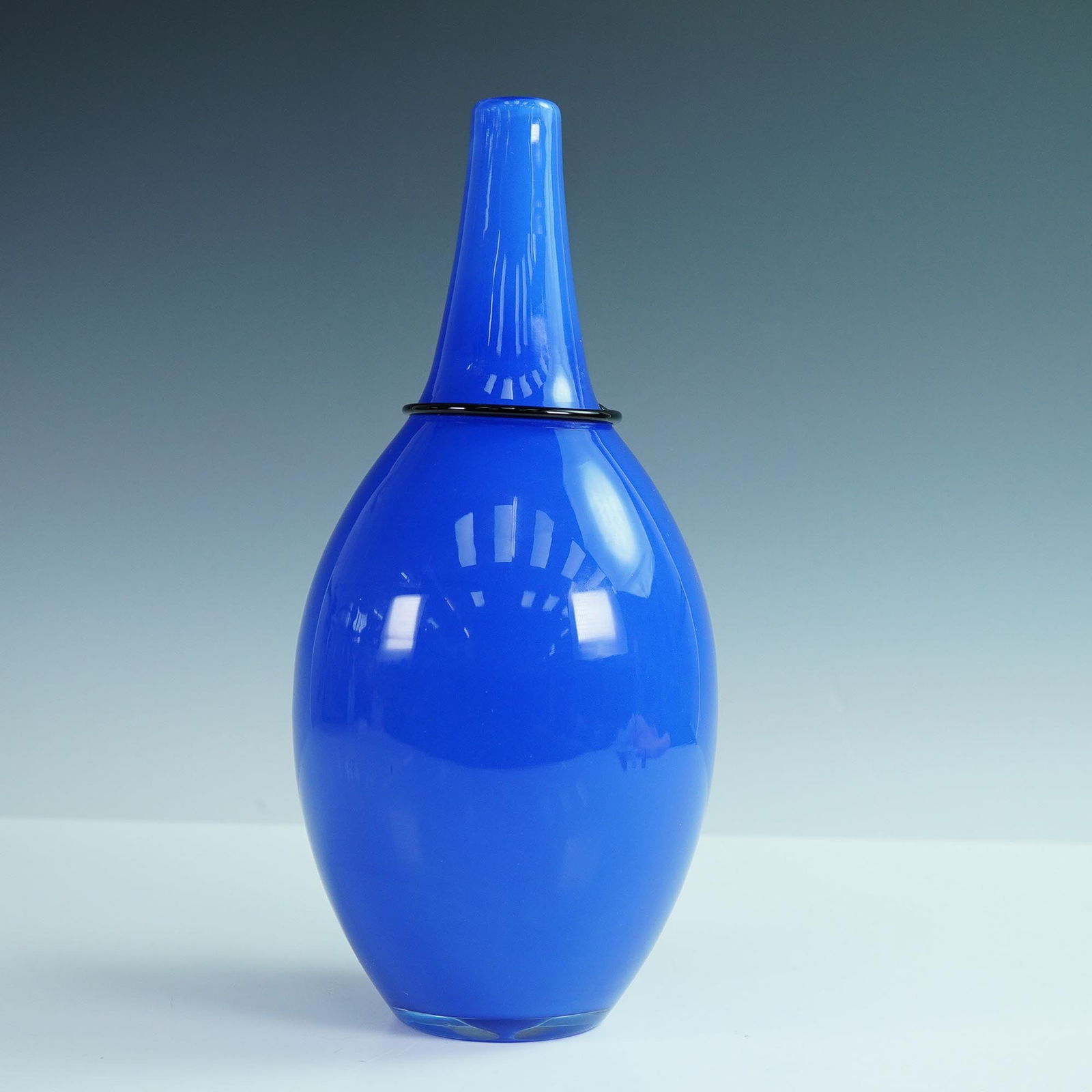 Tagliapietra & Angelin Blue Murano Glass Vase for Effetre International: This vivid cobalt blue Murano glass vase, designed by acclaimed glass artists Lino Tagliapietra and Tristano Angelin, exemplifies the elegance and innovation of Venetian glassmaking in the late 20th c