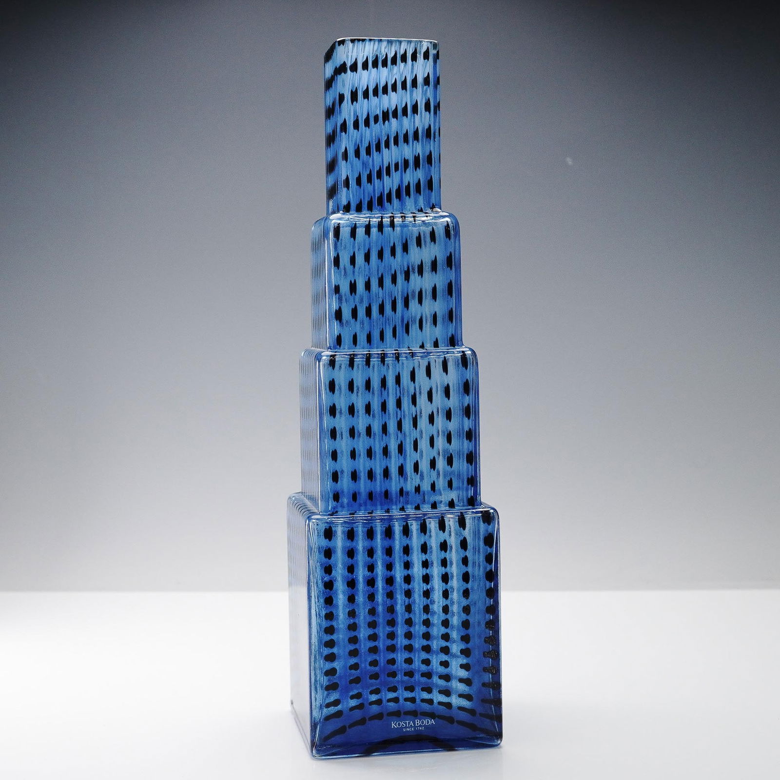 Kosta Boda Metropolis Vase by Bertil Vallien: Striking art glass Metropolis vase by Bertil Vallien for Kosta Boda, Sweden, designed in a bold stepped tower form with a square footprint. Rendered in vibrant cobalt blue with abstract black vertical