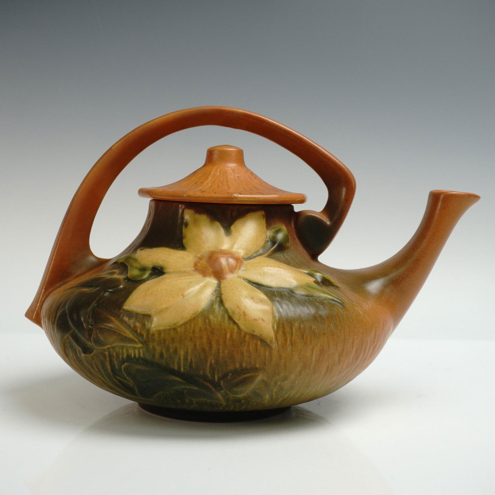Roseville Pottery Lidded Teapot, Clematis (1 of 4)
