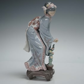 Lladro Porcelain Figurine, Mayumi 1001449