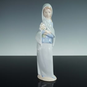 Lladro Porcelain Figurine, Girl with Calla Lilies 1004650