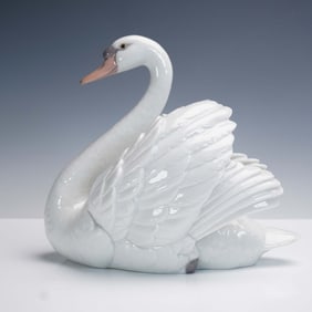 Lladro Porcelain Figurine, Swan with Wings Spread 1005231