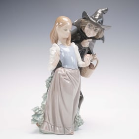 Lladro Porcelain Figurine, Snow White with Apple 1005067