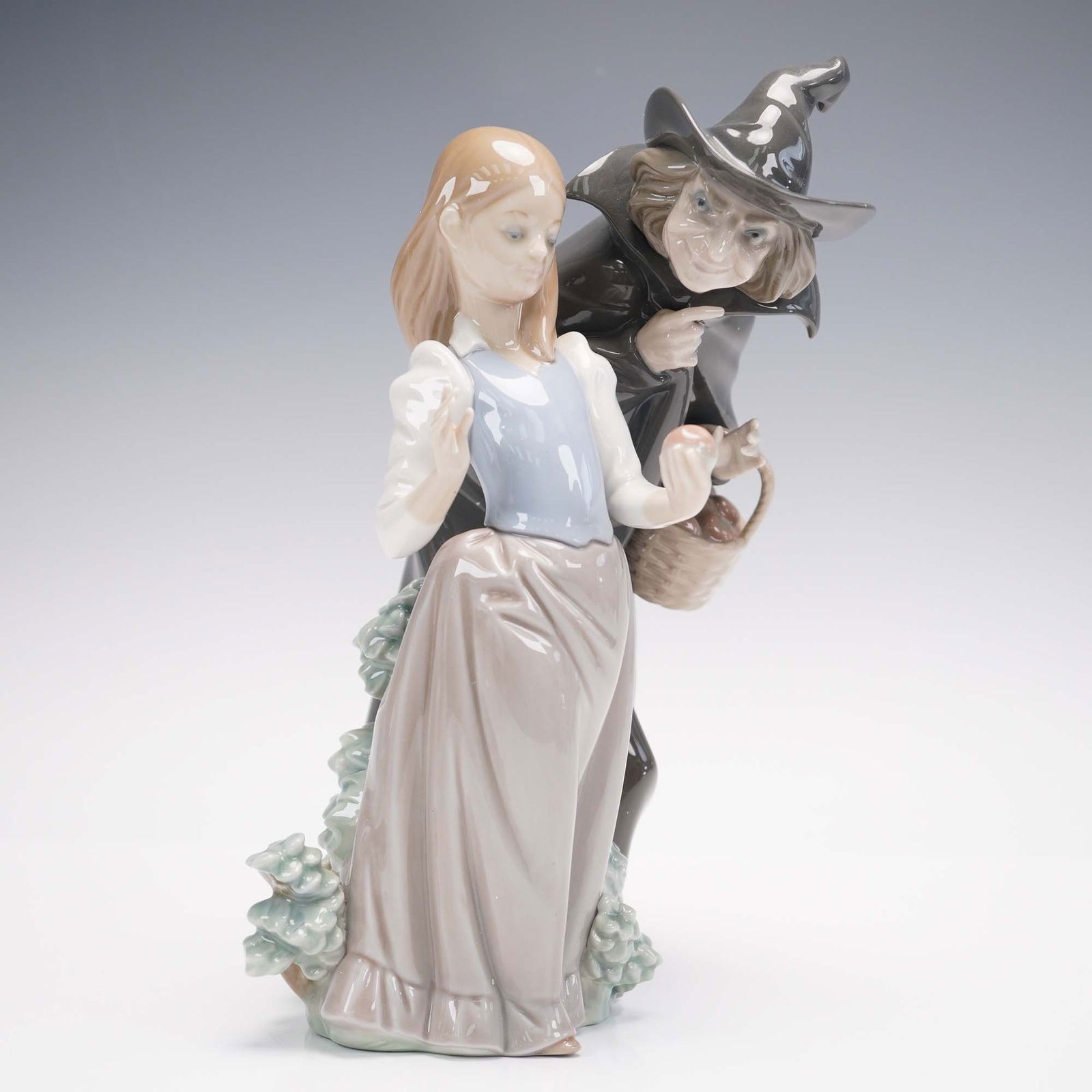 Lladro Porcelain Figurine, Snow White with Apple 1005067 (1 of 6)