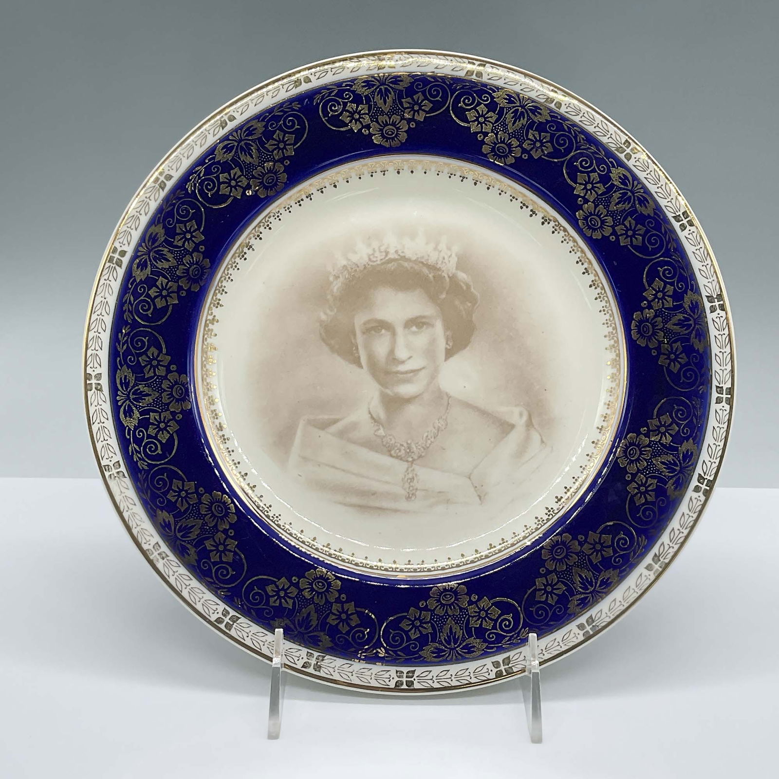 Crown Ducal Queen Elizabeth II Plate (1 of 2)