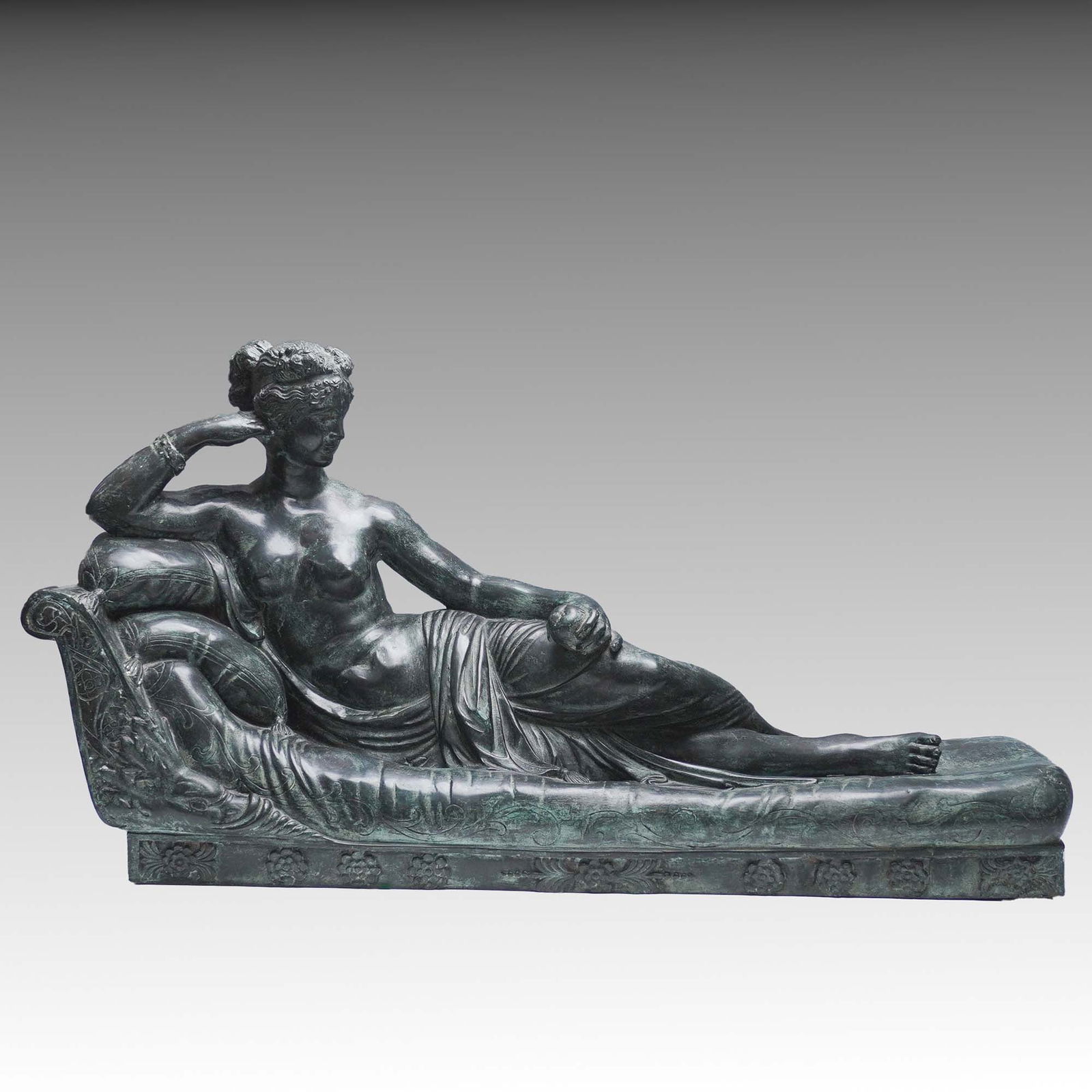 After Antonio Canova (1757-1822), Pauline Bonaparte Sculpture: Large bronze sculpture of Pauline Bonaparte as Venus Victrix. An impressive and finely cast large bronze sculpture depicting a reclining classical female figure resting on a draped chaise lounge. The