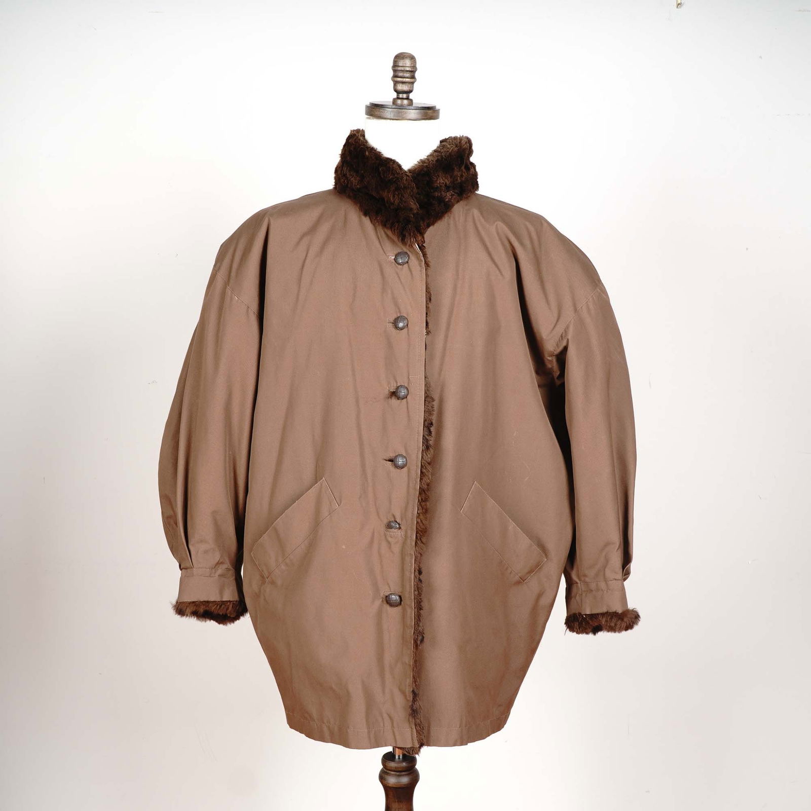 Women's All-Weather Coat with Faux Fur Lining, Size Med.: Vintage women's all-weather coat in a rich mocha brown, measuring approximately 32 inches in length. Features include a soft faux fur lining and trim at the collar, front placket, and cuffs, adding bo