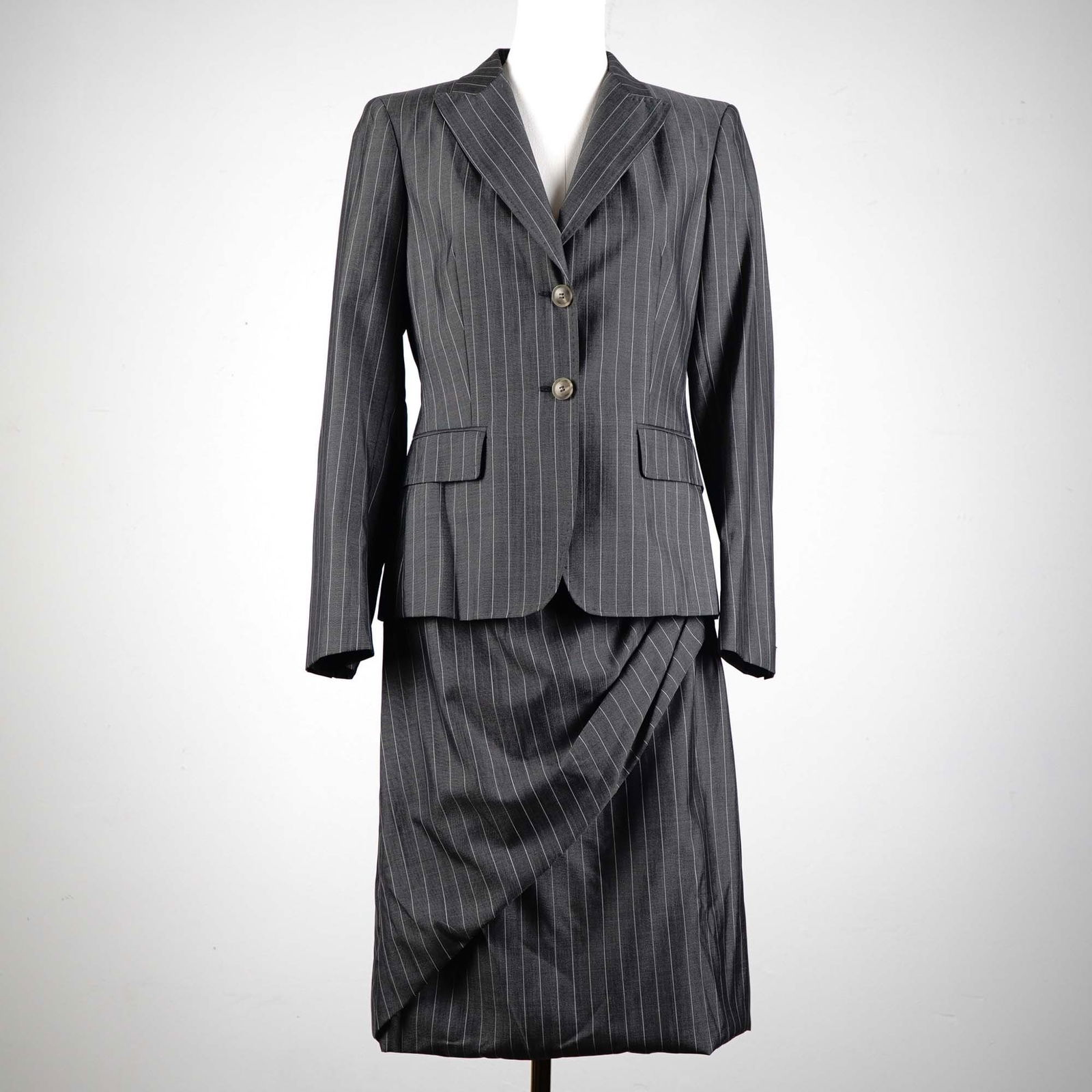 Max Mara Italy 2pc Pinstripe Wool Suit, Vintage Size 10: Exude timeless sophistication with this vintage Max Mara 2-piece pinstripe suit, crafted in Italy from a premium wool blend with a touch of silk and stretch for comfort. The structured blazer features