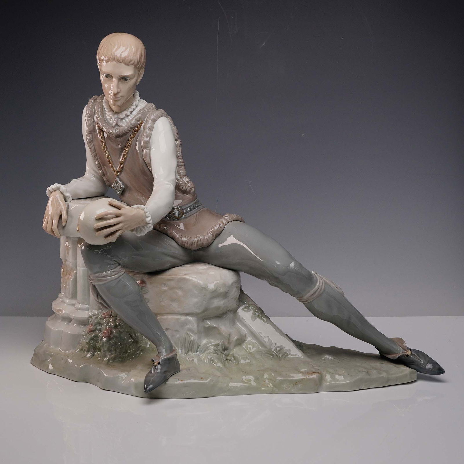 Lladro Porcelain Sculpture, Hamlet 1001144 (1 of 10)