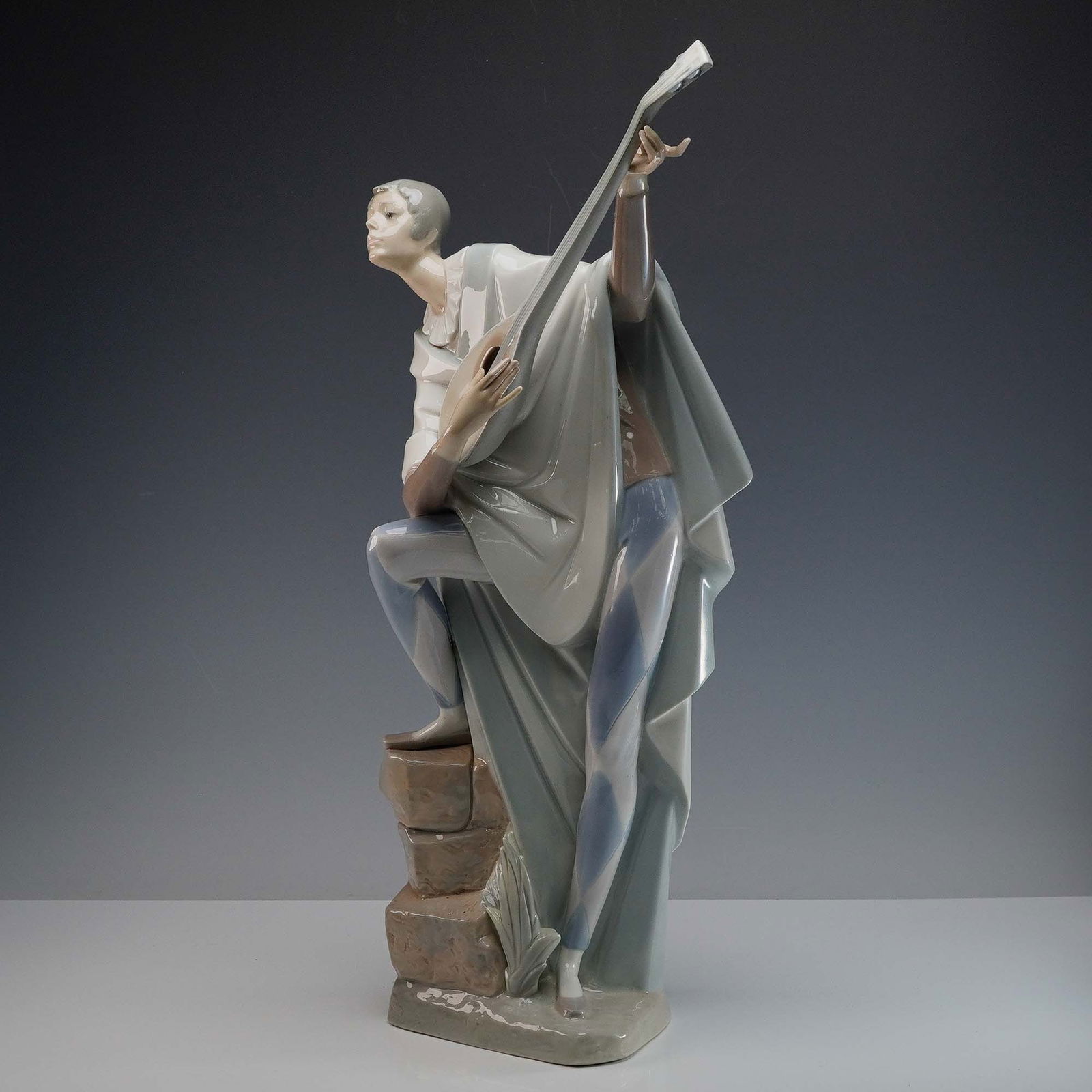 Lladro Porcelain Sculpture, Troubadour in Love 1004699 (1 of 9)