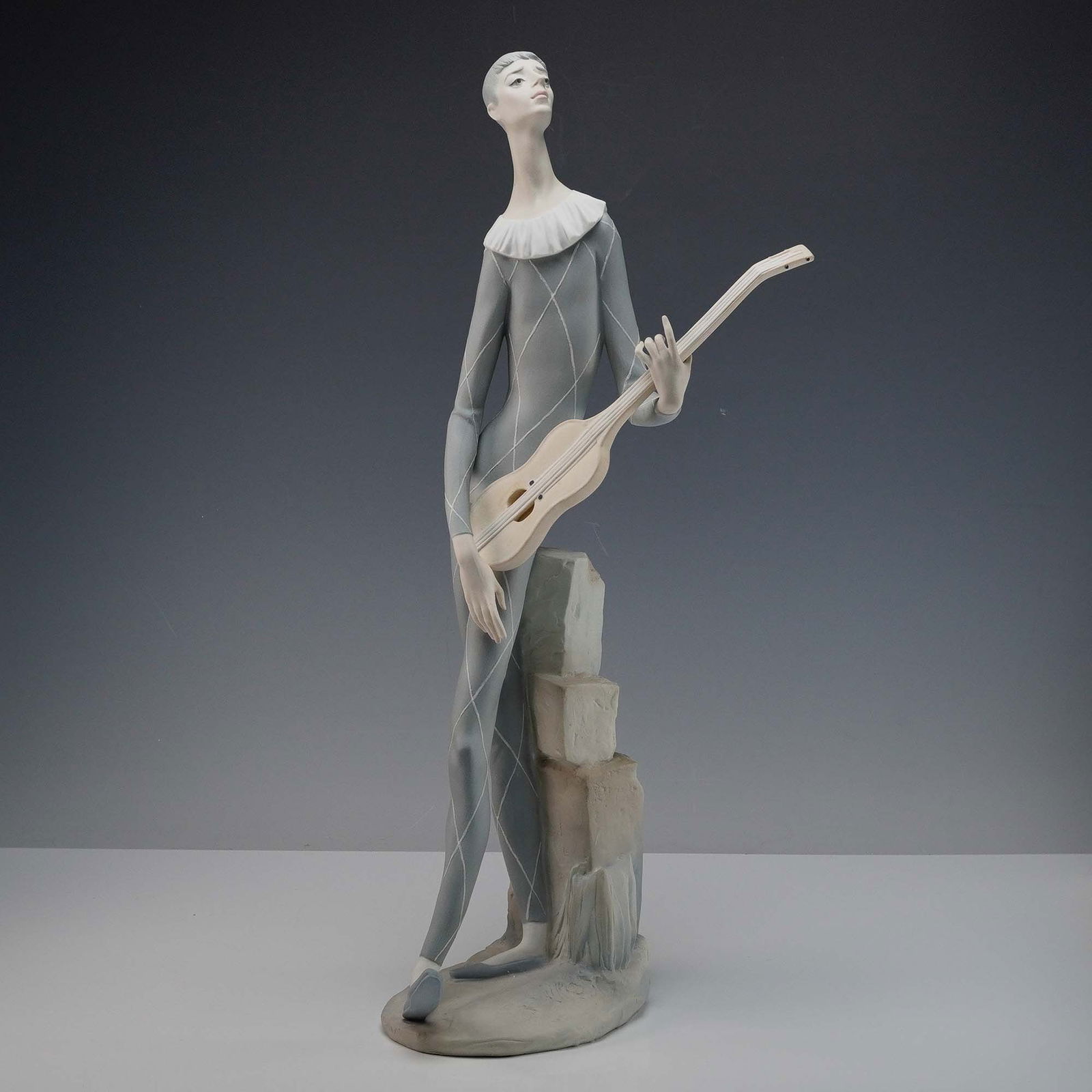 Lladro Porcelain Sculpture, Harlequin with Guitar PP150M (1 of 8)