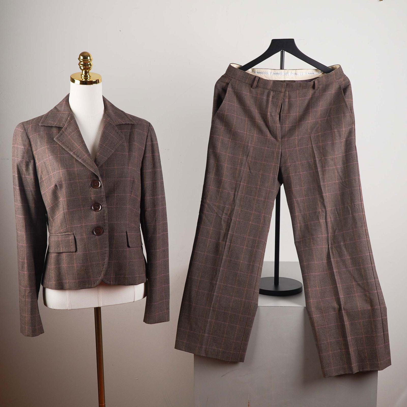 Max Mara Brown Plaid Wool Blend Pant Suit, Size 10 US: This sophisticated Max Mara vintage pant suit includes a structured three-button blazer and matching wide-leg trousers in a brown plaid wool blend, accented with subtle red striping. Tailored for a sl
