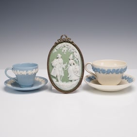 5pc Wedgwood Embossed Queensware Cups & Saucers, Plaque