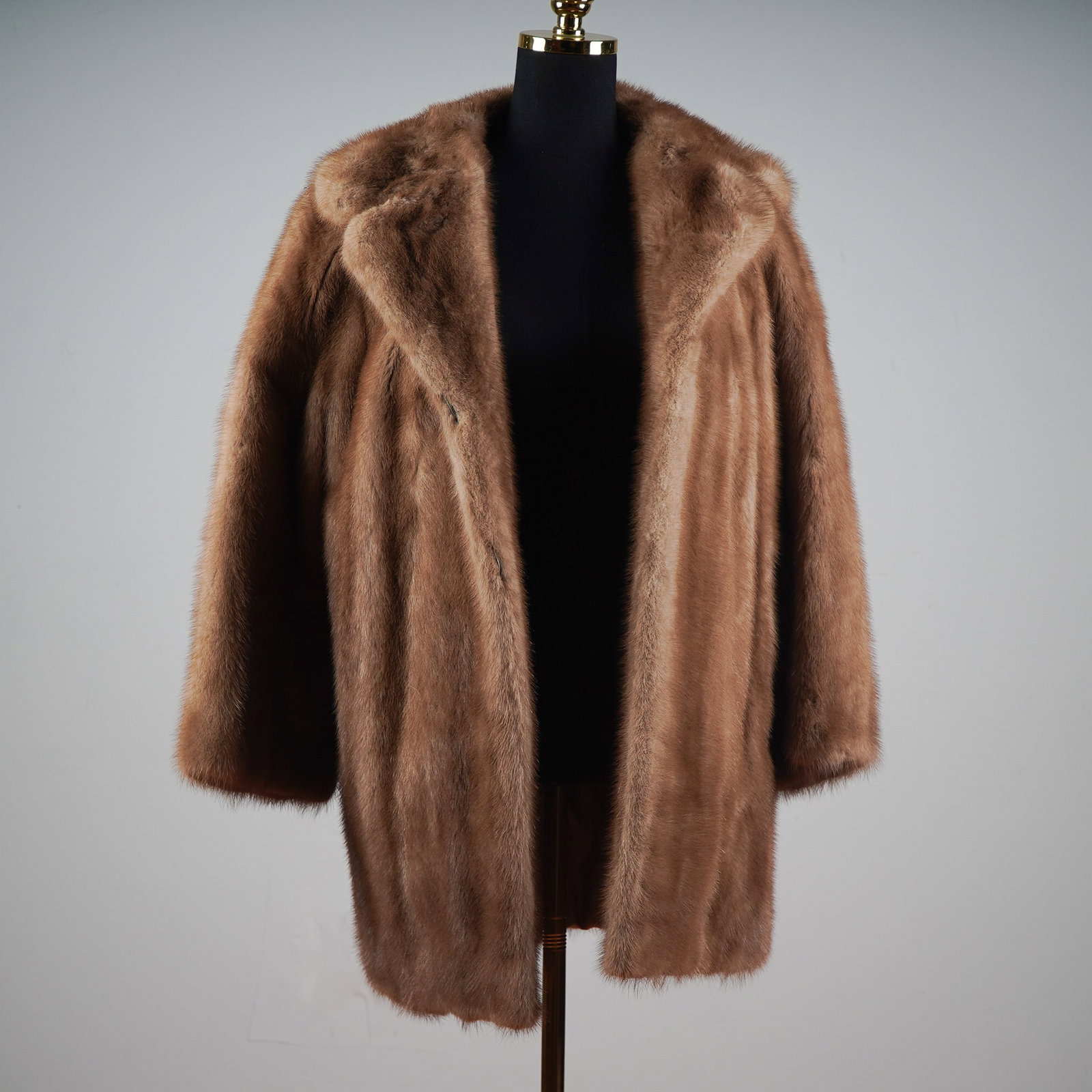 Vintage Brown Mink Fur Coat by Sperry Furs Fort Dodge: This vintage brown mink fur coat by Sperry Furs of Fort Dodge exudes refined mid-century glamour with its soft, full-bodied pelts in a rich, warm brown tone. The coat features a generously notched col