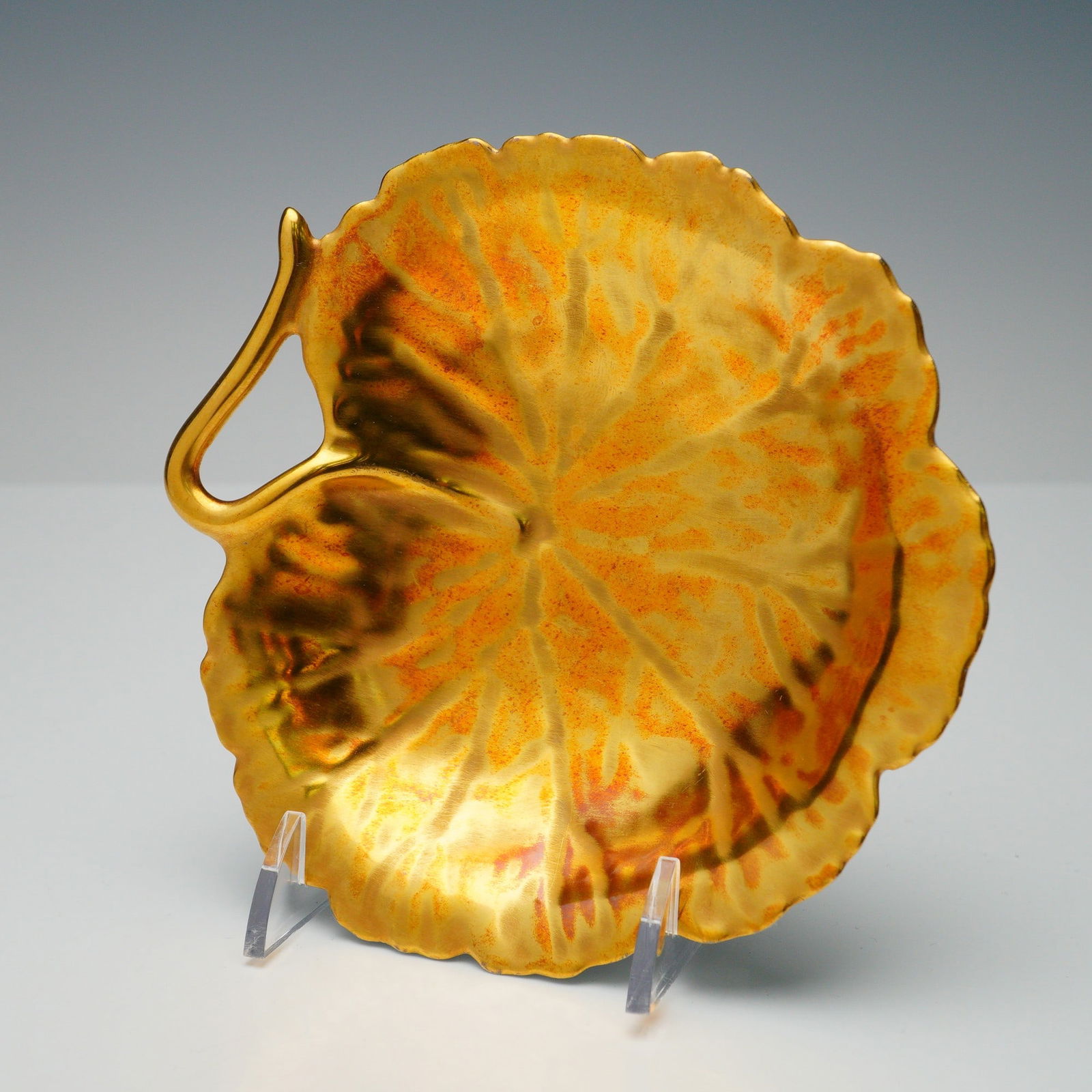 William Yeoward Limoges Porcelain Gilt Bowl: Leaf-form porcelain bowl made in Limoges, France and hand painted in Hungary by William Yeoward. The surface is fully adorned in luminous gold gilt, with intricate veining molded into the shape of a s