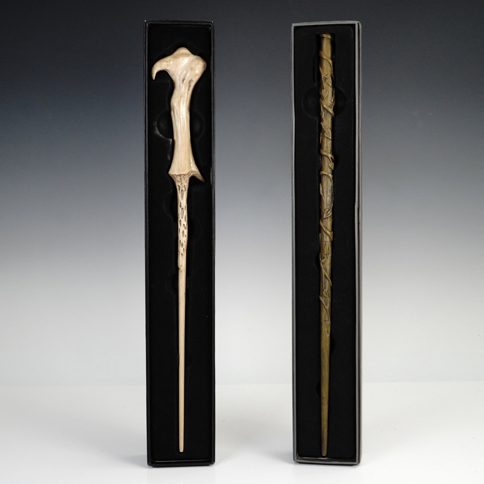 2pc Wizarding World of Harry Potter Wands Voldemort & Hermione Granger: A pair of officially licensed replica wands from The Wizarding World of Harry Potter at Universal Orlando, each housed in its original Ollivanders-style presentation box. This set includes the distinc