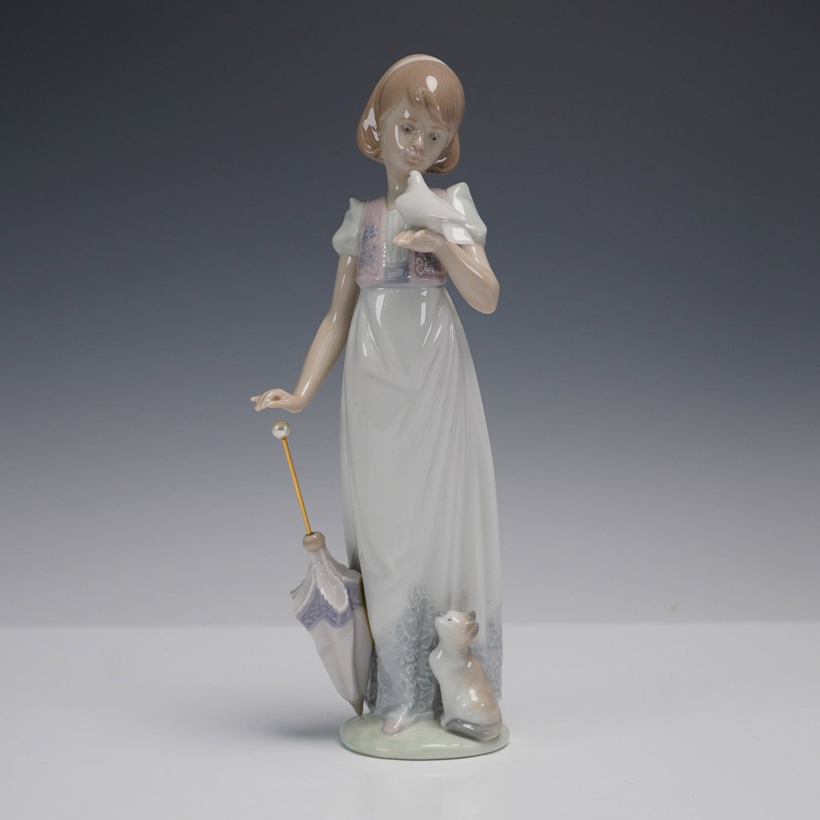 Lladro Porcelain Figurine, Summer Stroll 1007611 (1 of 4)