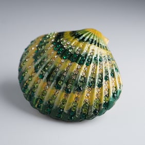 Rucinni Green Crystal Clam Shell with Faux Pearl