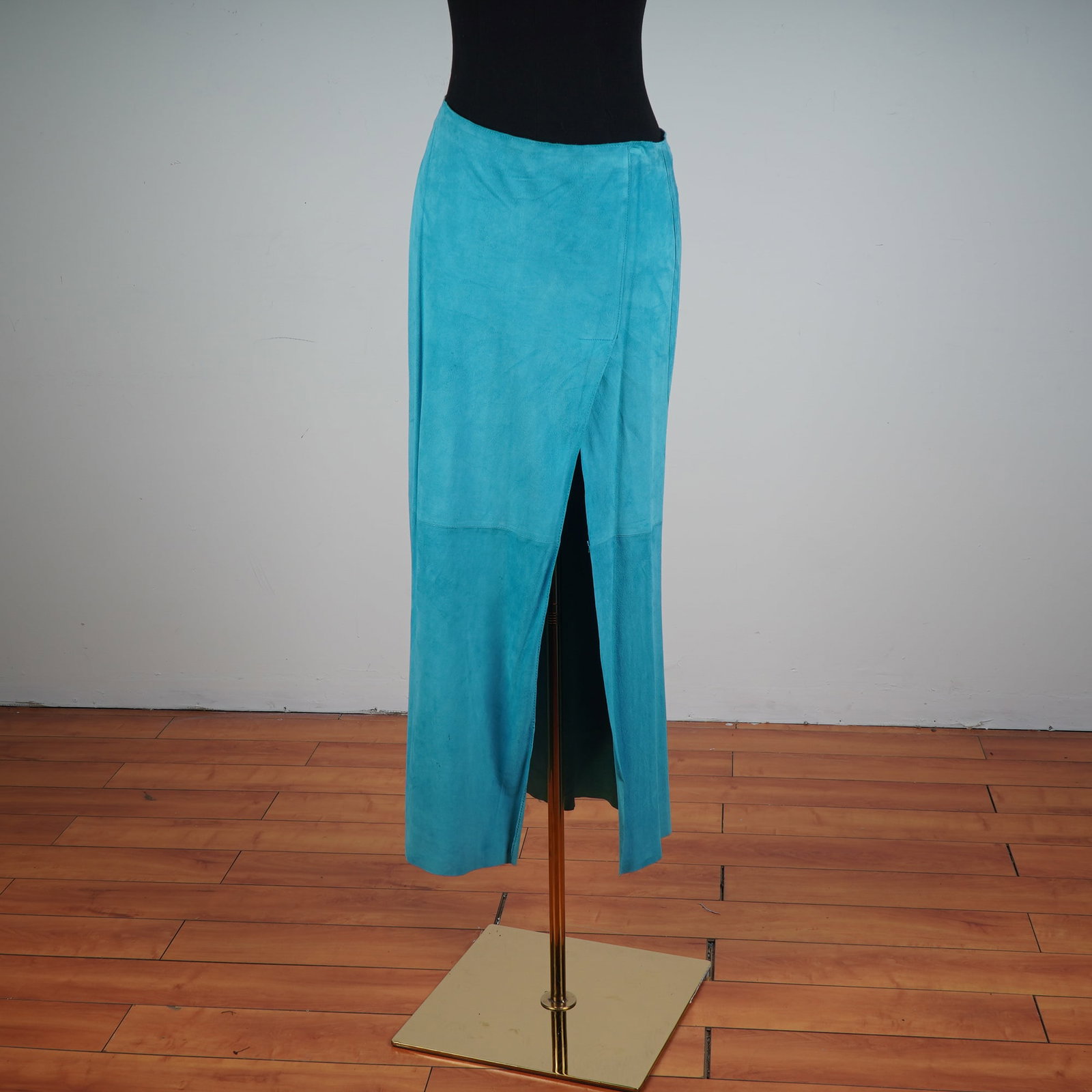 Dolce & Gabbana Turquoise Suede Maxi Skirt: A striking and sophisticated wardrobe piece, this Dolce & Gabbana skirt showcases the brand's renowned Italian craftsmanship and timeless elegance. Made from luxurious turquoise suede, the skirt featu