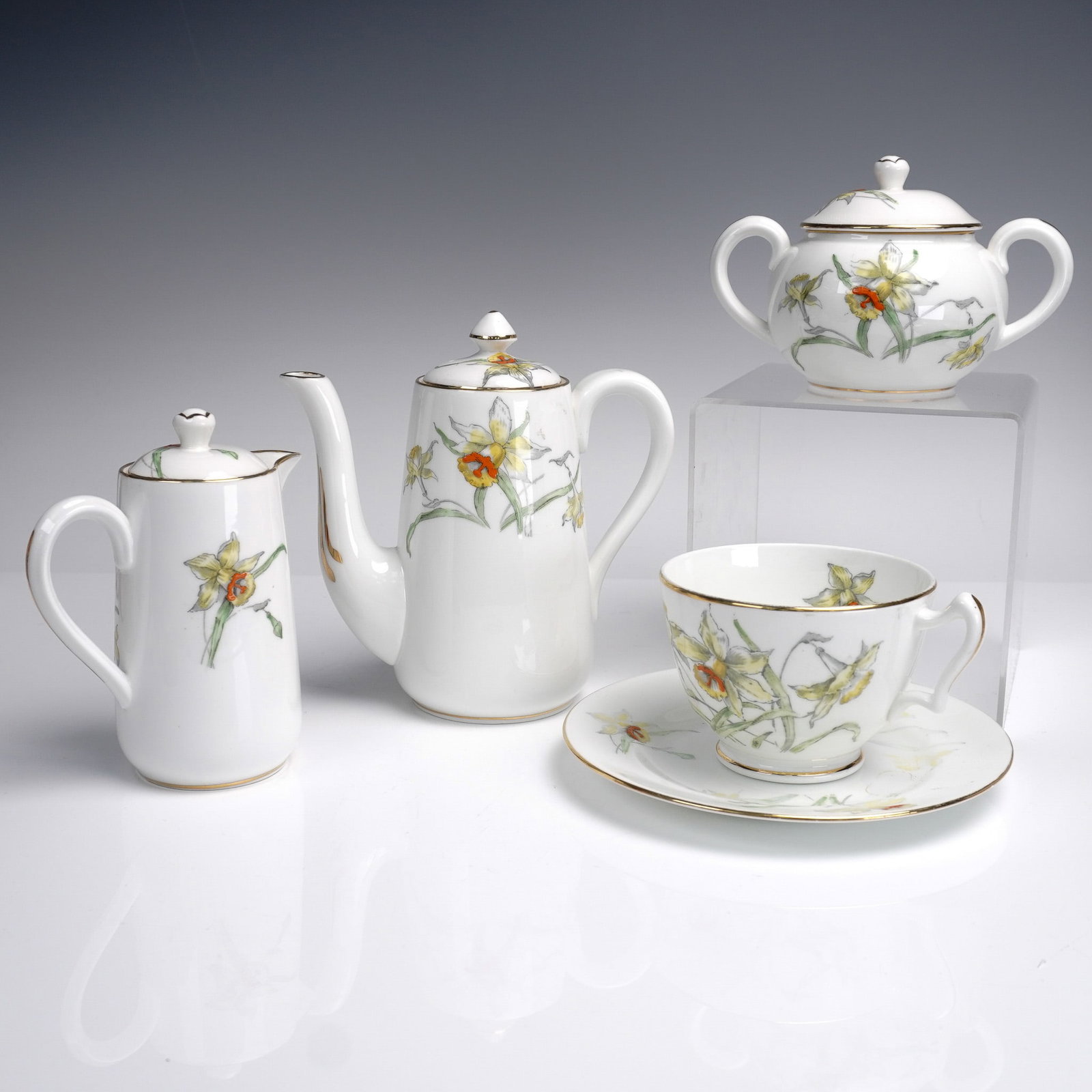 5pc Crown Staffordshire Fine Bone China Decorative Tea Set, Daffodils: Decorated with yellow daffodil floral designs and gilt trim. The set includes one covered coffee pot with a curved handle and spout, one covered creamer with matching handle and lid, and one covered s